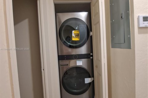 House in Miami, Florida 2 bedrooms, 138.8 sq.m. № 2002323 - photo 9