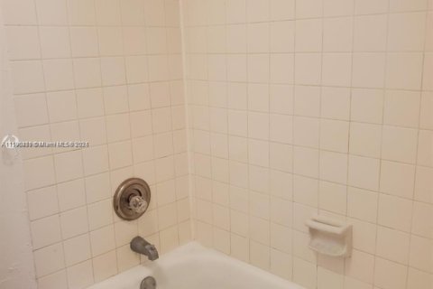 Condo in Miami Beach, Florida, 1 bedroom  № 1668875 - photo 13