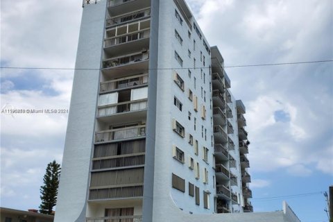 Condo in Miami Beach, Florida, 1 bedroom  № 1668875 - photo 1