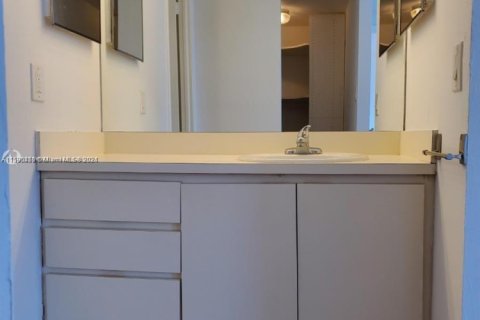 Condo in Miami Beach, Florida, 1 bedroom  № 1668875 - photo 12