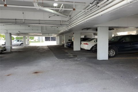 Condo in Miami Beach, Florida, 1 bedroom  № 1668875 - photo 23