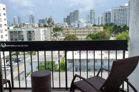 Condo in Miami Beach, Florida, 1 bedroom  № 1668875 - photo 17