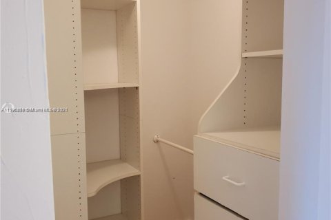 Condo in Miami Beach, Florida, 1 bedroom  № 1668875 - photo 16