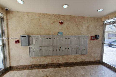 Condo in Miami Beach, Florida, 1 bedroom  № 1668875 - photo 21