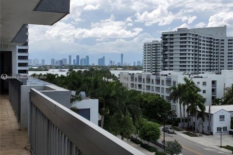Condo in Miami Beach, Florida, 1 bedroom  № 1668875 - photo 2