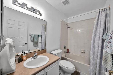 House in West Palm Beach, Florida 3 bedrooms, 155.24 sq.m. № 2056362 - photo 17
