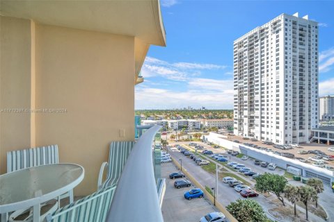 Condo in Hollywood, Florida  № 1694718 - photo 5