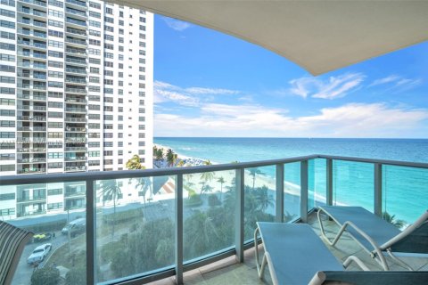 Condo in Hollywood, Florida  № 1694718 - photo 6