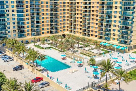 Condo in Hollywood, Florida  № 1694718 - photo 23