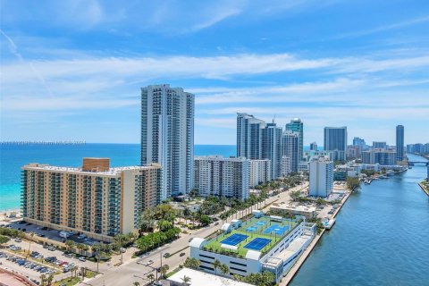 Condo in Hollywood, Florida  № 1694718 - photo 29