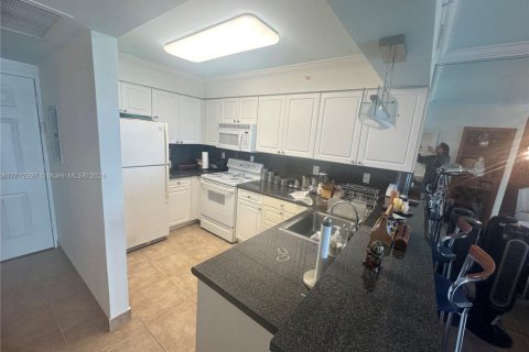 Condo in Hollywood, Florida  № 1694718 - photo 1