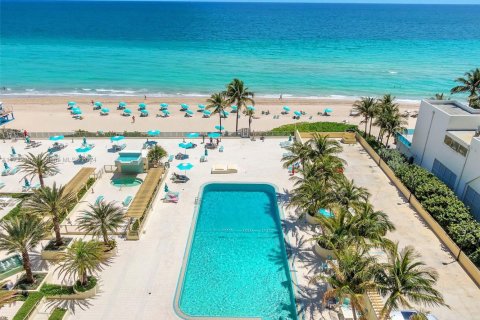 Condo in Hollywood, Florida  № 1694718 - photo 25