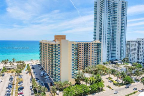 Condo in Hollywood, Florida  № 1694718 - photo 27