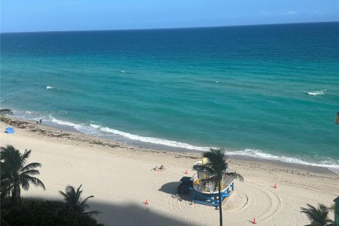 Condo in Hollywood, Florida  № 1694718 - photo 2