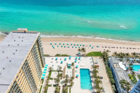 Condo in Hollywood, Florida  № 1694718 - photo 21