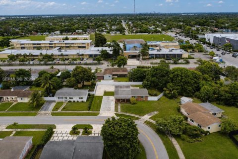 Casa en venta en Miami Gardens, Florida, 3 dormitorios, 149.39 m2 № 2319487 - foto 2
