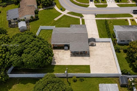 Casa en venta en Miami Gardens, Florida, 3 dormitorios, 149.39 m2 № 2319487 - foto 12