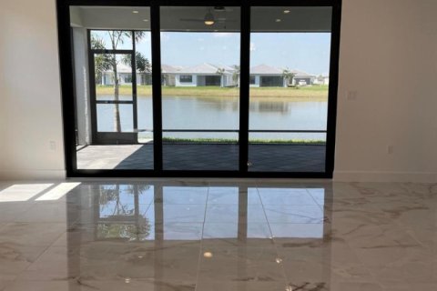 House in Port St. Lucie, Florida 3 bedrooms, 209.4 sq.m. № 2174175 - photo 6