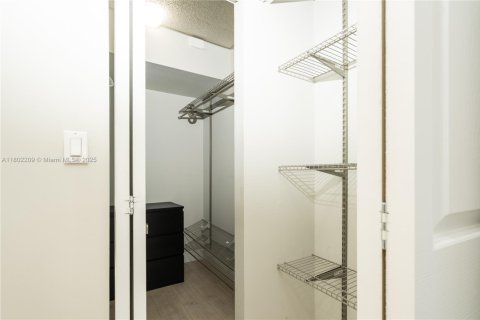 Condominio en venta en Pembroke Pines, Florida, 2 dormitorios, 91.04 m2 № 1688785 - foto 15