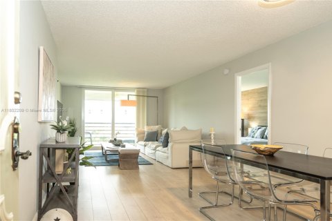 Condominio en venta en Pembroke Pines, Florida, 2 dormitorios, 91.04 m2 № 1688785 - foto 5