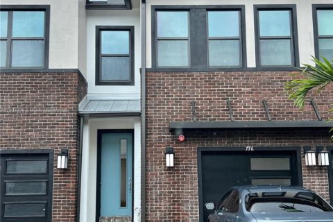 Townhouse in Plantation, Florida 3 bedrooms, 168.71 sq.m. № 1967807