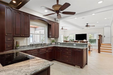 Villa ou maison à vendre à Tampa, Floride: 4 chambres, 245.63 m2 № 2221093 - photo 11