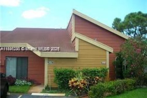 Townhouse in Lauderhill, Florida 2 bedrooms, 78.87 sq.m. № 1994943 - photo 1