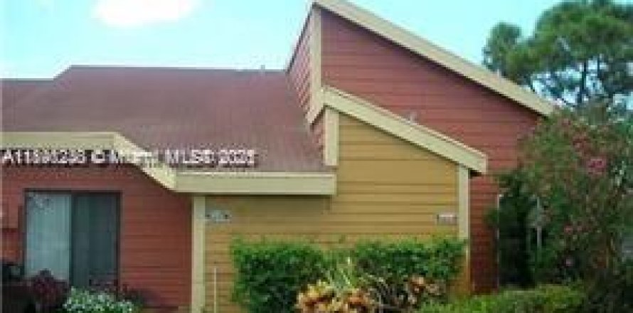 Townhouse in Lauderhill, Florida 2 bedrooms, 78.87 sq.m. № 1994943