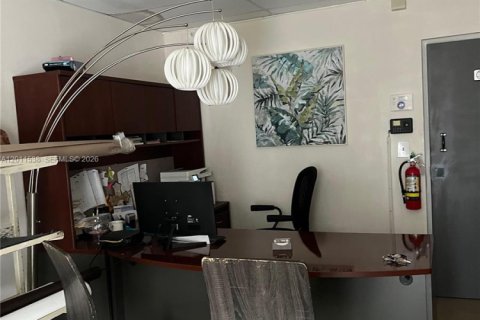 Commercial property in Miami, Florida № 2075290 - photo 9