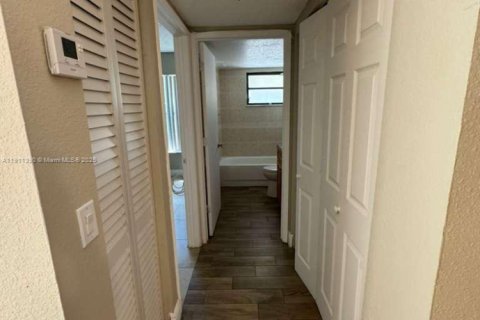 Снять в аренду кондоминиум в Уэст-Палм-Бич, Флорида 2 спальни, 83.98м2, № 1969638 - фото 15