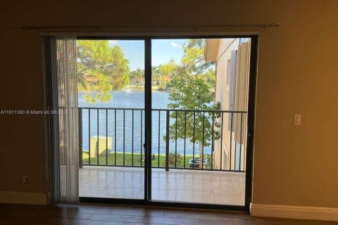 Снять в аренду кондоминиум в Уэст-Палм-Бич, Флорида 2 спальни, 83.98м2, № 1969638 - фото 1