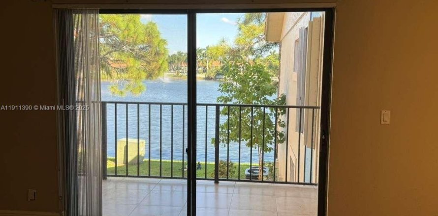 Кондоминиум с 2 спальнями в Уэст-Палм-Бич, Флорида № 1969638