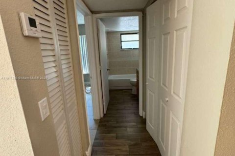 Снять в аренду кондоминиум в Уэст-Палм-Бич, Флорида 2 спальни, 83.98м2, № 1969638 - фото 11