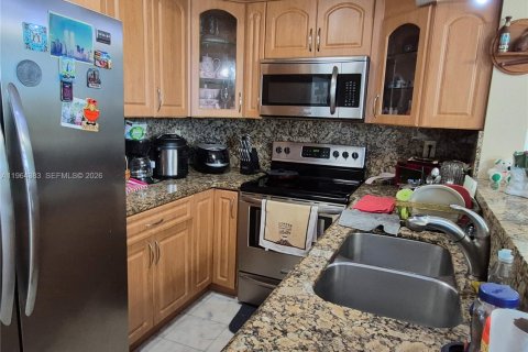 Condo in Miami, Florida, 2 bedrooms  № 2025909 - photo 5