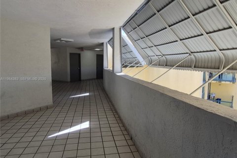 Condo in Miami, Florida, 2 bedrooms  № 2025909 - photo 14