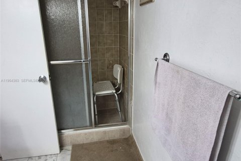 Condo in Miami, Florida, 2 bedrooms  № 2025909 - photo 13