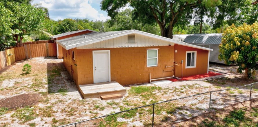 Commercial property in Fort Pierce, Florida 259.01 sq.m. № 1225778