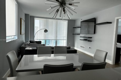Condo in Miami, Florida, 2 bedrooms № 2057292 - photo 2