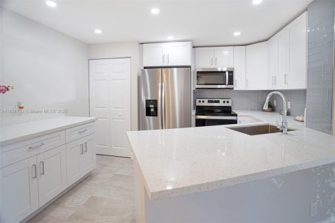 Condo in Delray Beach, Florida, 2 bedrooms  № 1839505 - photo 8