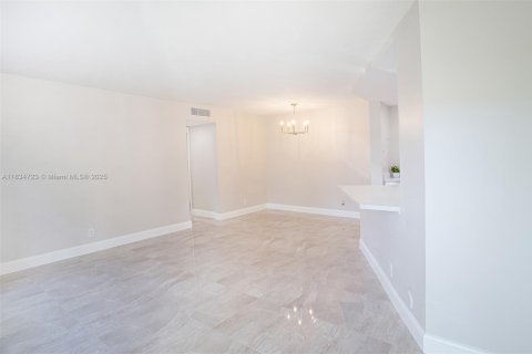 Condo in Delray Beach, Florida, 2 bedrooms  № 1839505 - photo 9