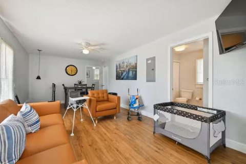 Immobilier commercial à vendre à Orlando, Floride: 4 chambres, 148.64 m2 № 2389215 - photo 2