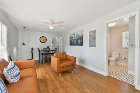 Immobilier commercial à vendre à Orlando, Floride: 4 chambres, 148.64 m2 № 2389215 - photo 3
