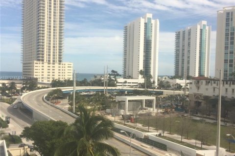 Condominio en alquiler en Sunny Isles Beach, Florida, 1 dormitorio, 71.26 m2 № 1937571 - foto 2