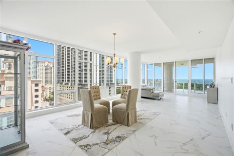 Condo in Saint Petersburg, Florida, 2 bedrooms № 2310398 - photo 11