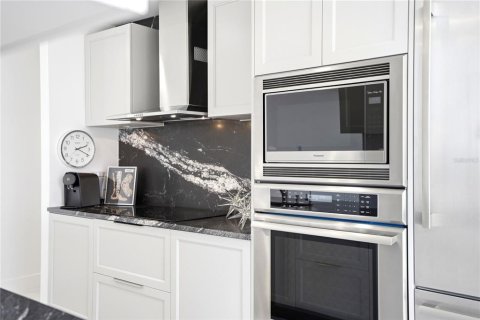 Condo in Saint Petersburg, Florida, 2 bedrooms № 2310398 - photo 10