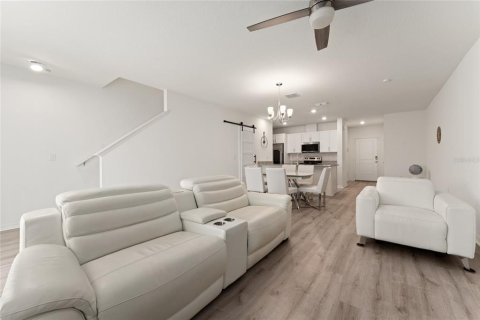 Townhouse in Davenport, Florida 3 bedrooms, 134.99 sq.m. № 2228298 - photo 3