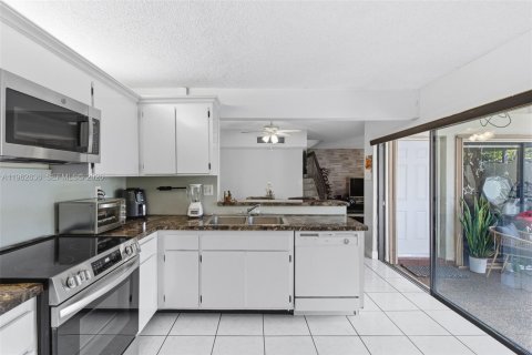 Купить таунхаус в Майами, Флорида 3 спальни, 114.64м2, № 2023842 - фото 16