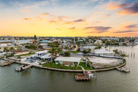 House in North Redington Beach, Florida 3 bedrooms, 175.96 sq.m. № 1918683 - photo 9