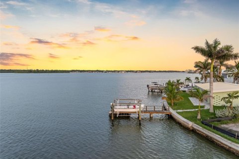 House in North Redington Beach, Florida 3 bedrooms, 175.96 sq.m. № 1918683 - photo 3