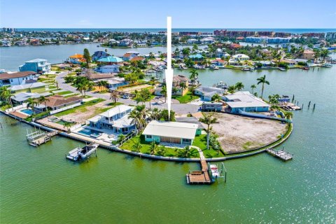 House in North Redington Beach, Florida 3 bedrooms, 175.96 sq.m. № 1918683 - photo 1